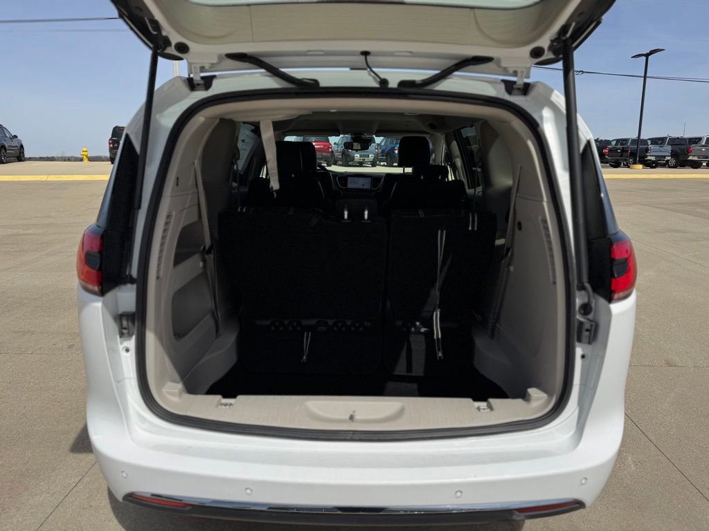 Used 2023 Chrysler Pacifica Touring-L image 46