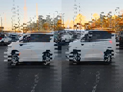 Used 2023 Chrysler Voyager LX image 2