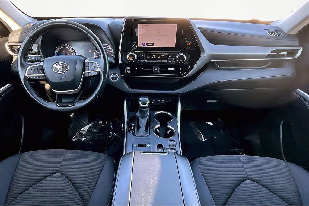 Used 2024 Toyota Highlander LE FWD image 15