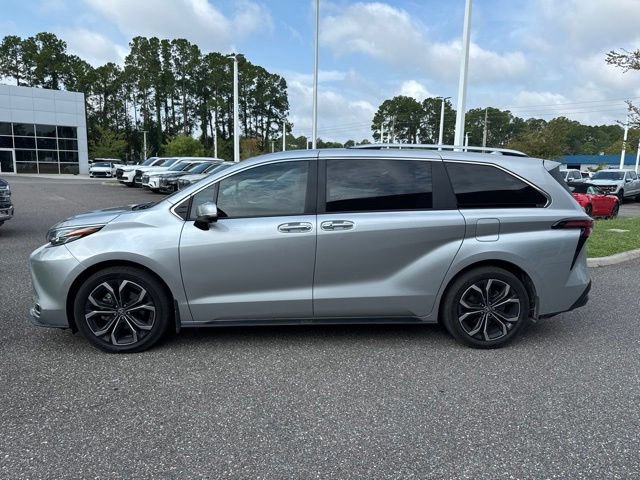 Used 2025 Toyota Sienna Platinum FWD image 12