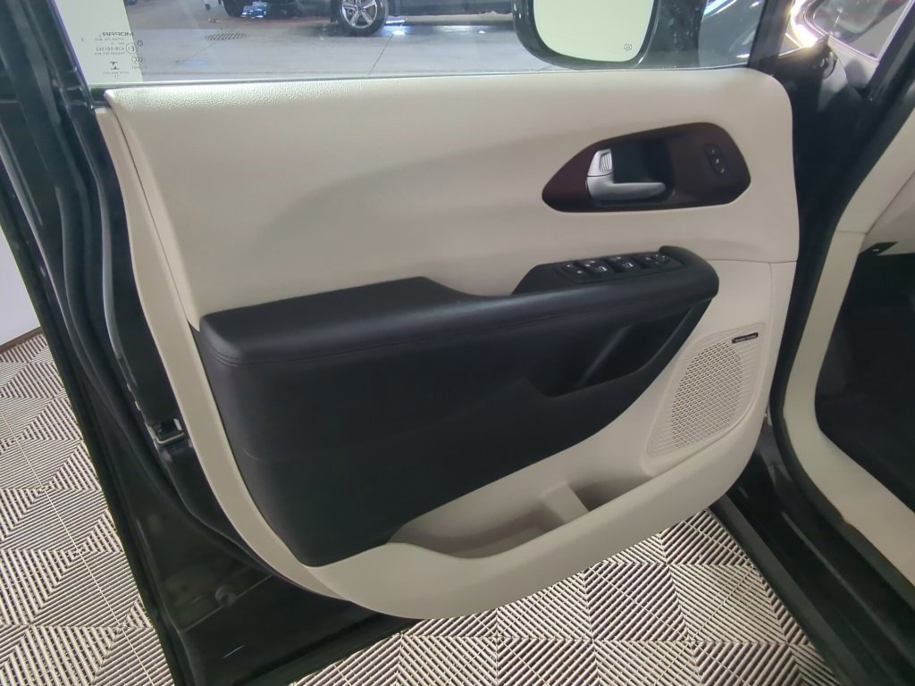 Used 2017 Chrysler Pacifica Limited image 11