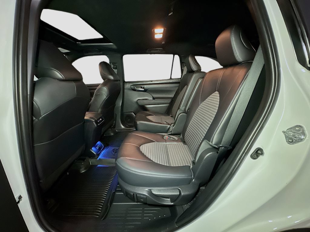 Used 2023 Toyota Highlander XSE FWD image 32