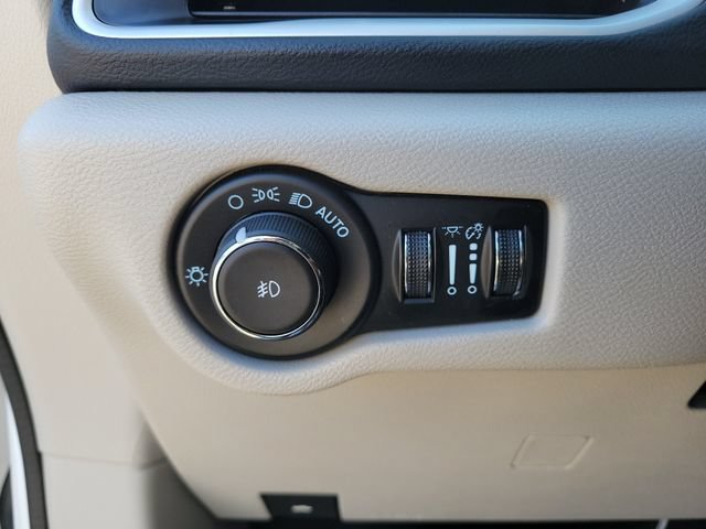 Used 2024 Chrysler Pacifica Touring-L FWD image 23