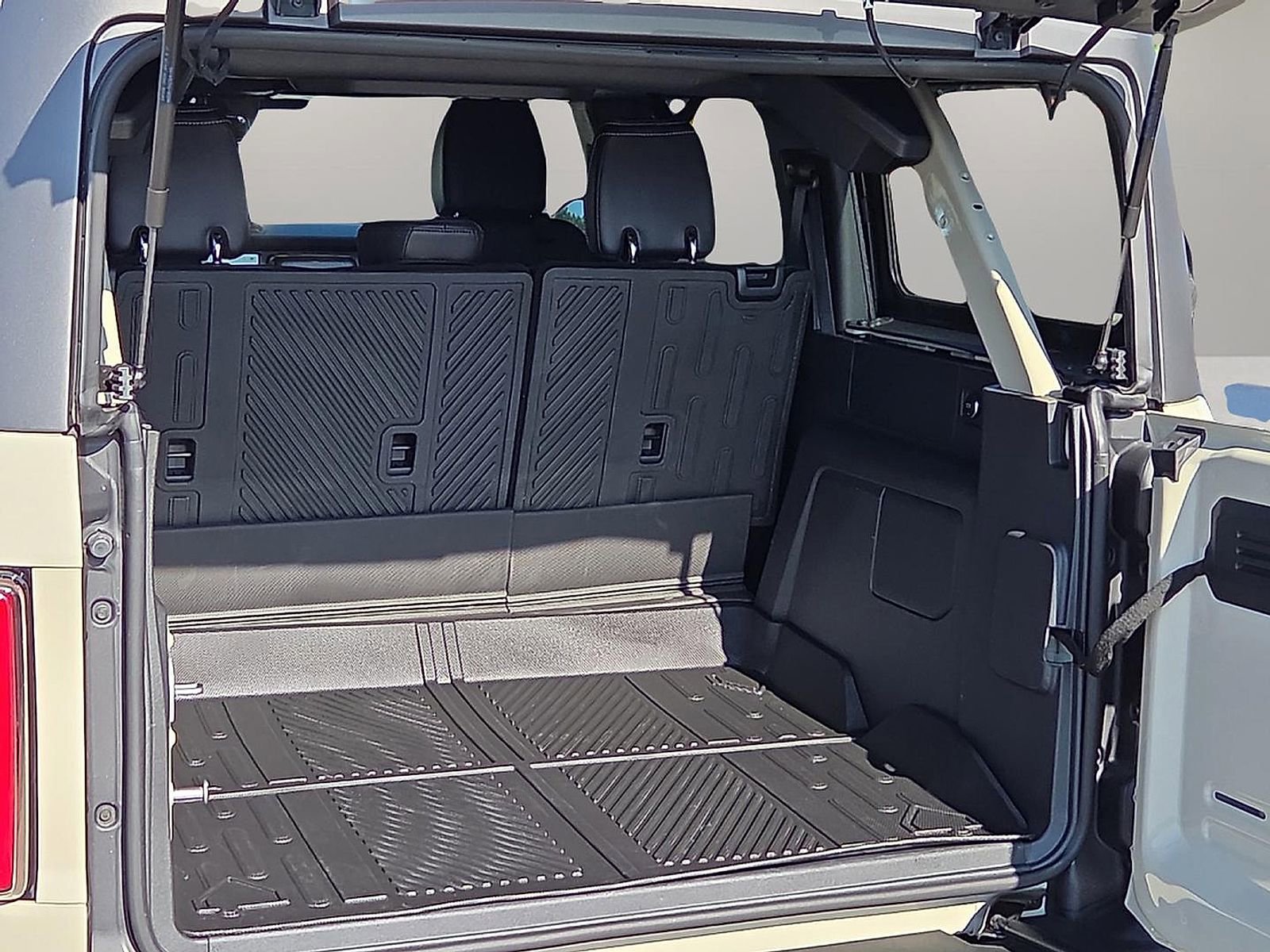 Certified 2025 Ford Bronco Outer Banks AWD/4WD image 8