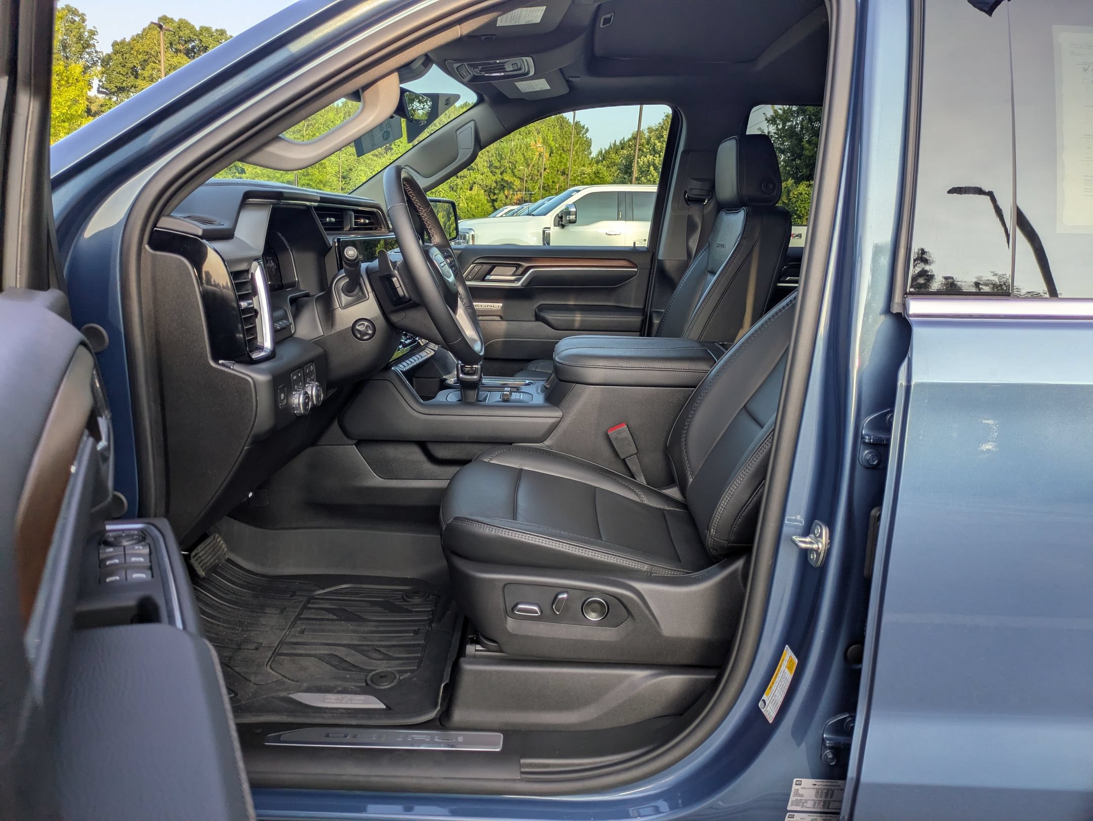 Used 2026 GMC Sierra 1500 Denali w/ Denali Reserve Package AWD/4WD image 13