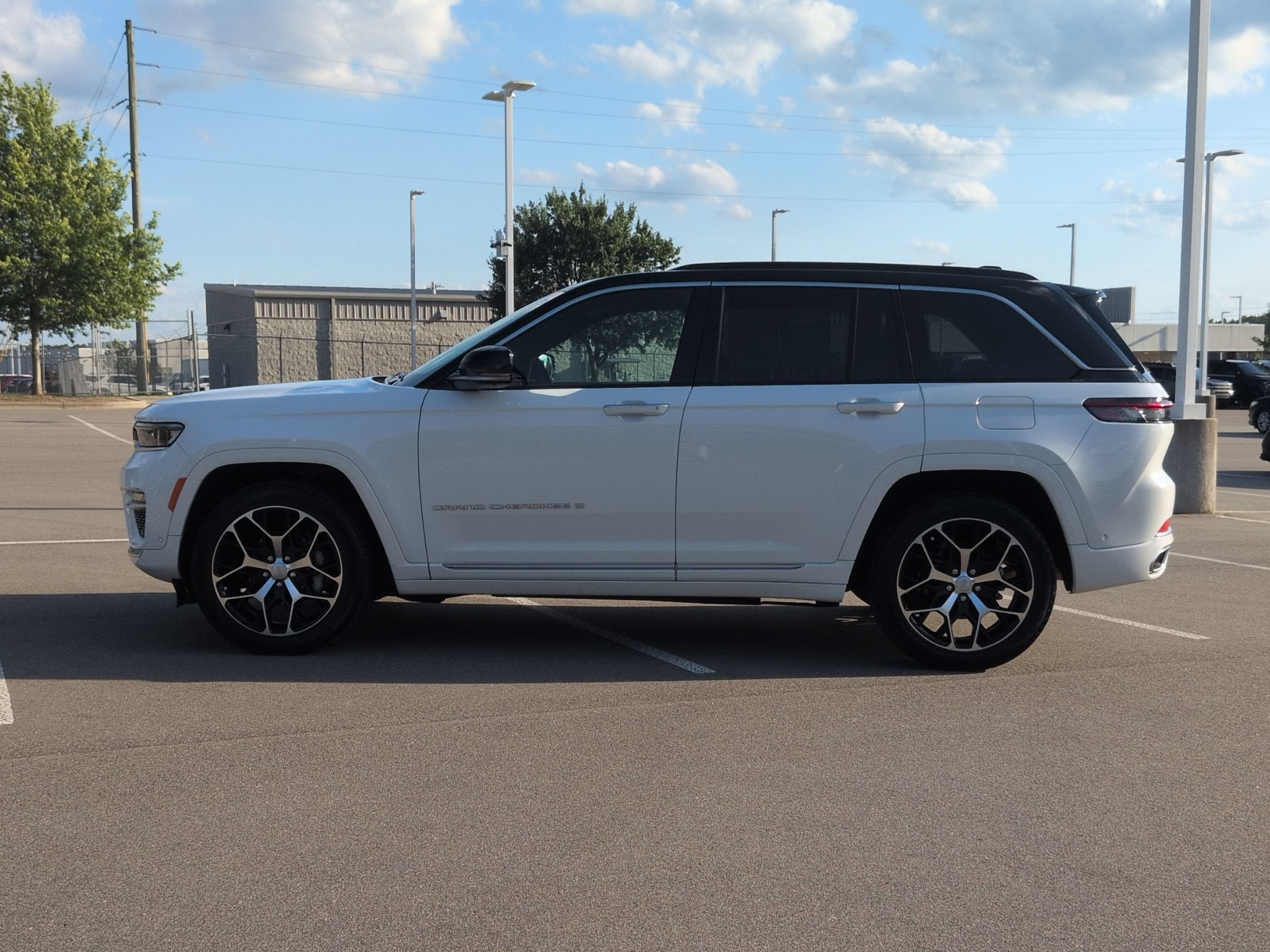 Used 2024 Jeep Grand Cherokee Summit AWD/4WD image 7