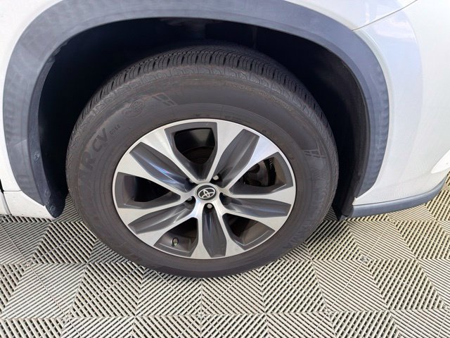 Used 2021 Toyota Highlander XLE FWD image 16