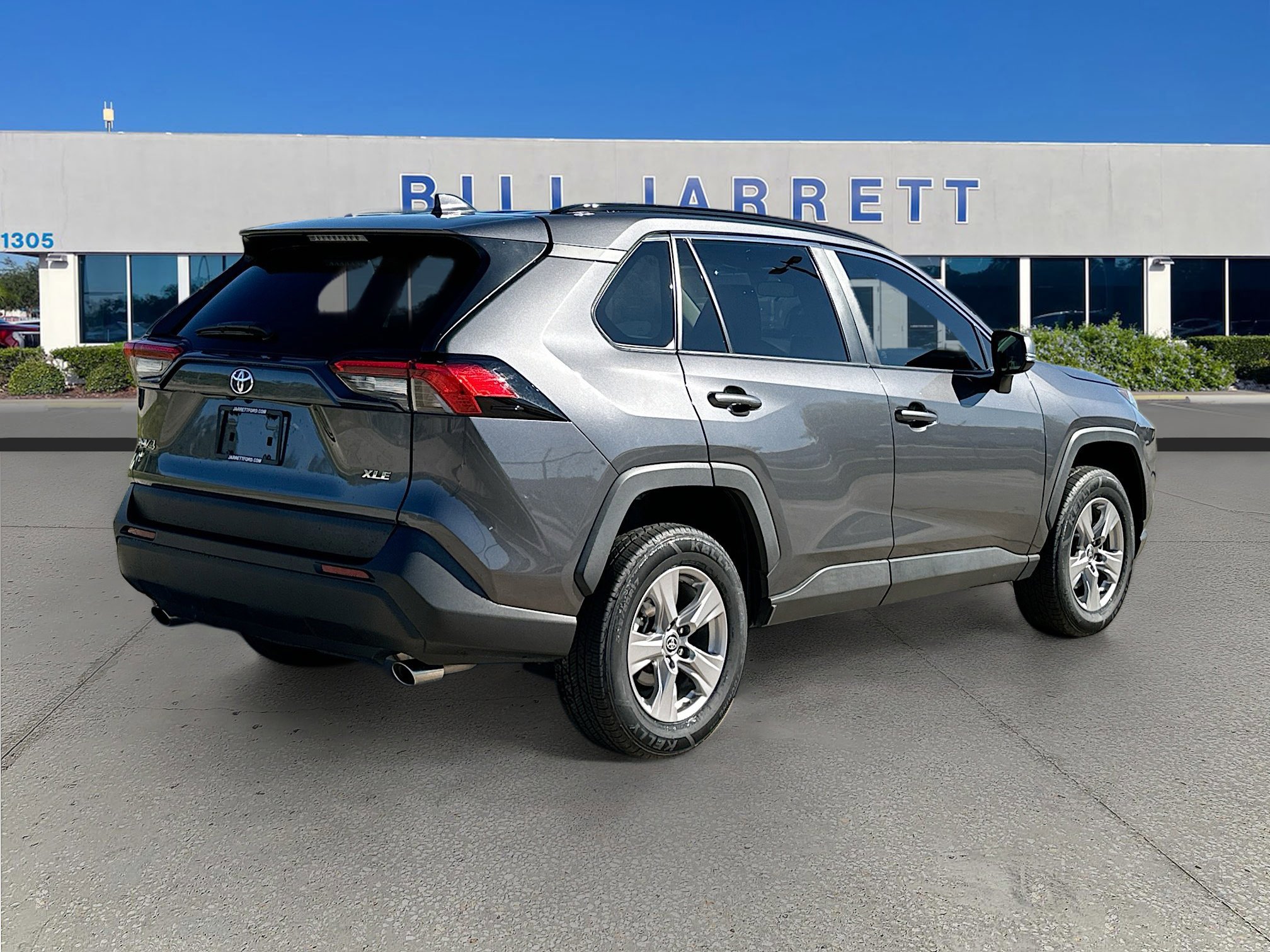 Used 2023 Toyota RAV4 XLE w/ Convenience Package image 5