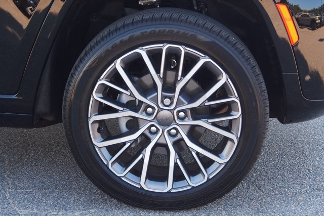 Used 2026 Jeep Grand Cherokee Summit AWD/4WD image 9