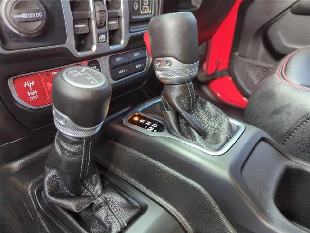 Used 2025 Jeep Wrangler Rubicon w/ Convenience Group image 12