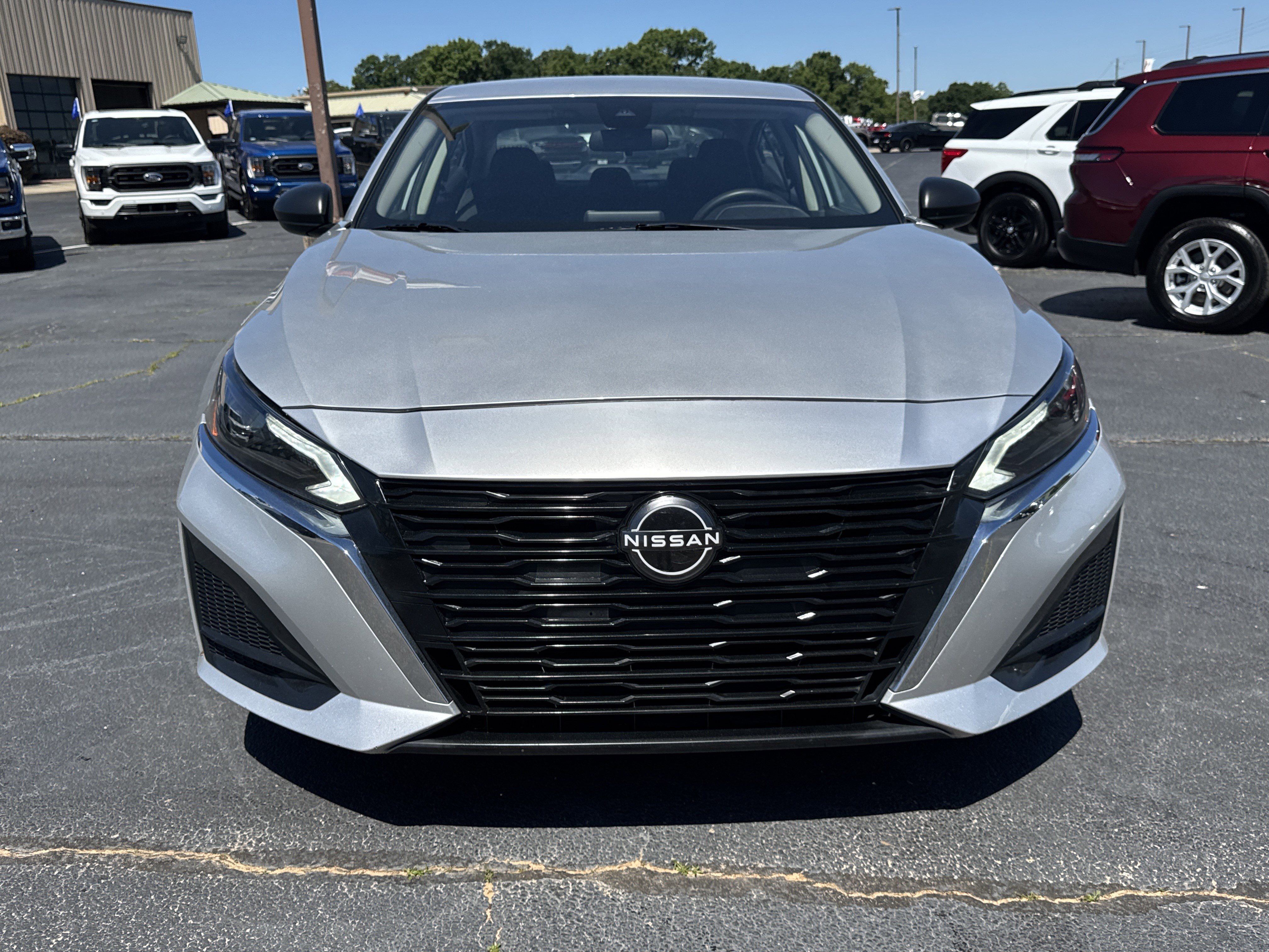 Used 2024 Nissan Altima 2.5 SV FWD image 3