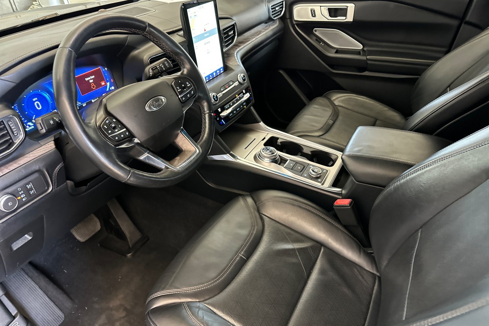 Certified 2020 Ford Explorer Platinum w/ Premium Technology Package AWD/4WD image 9