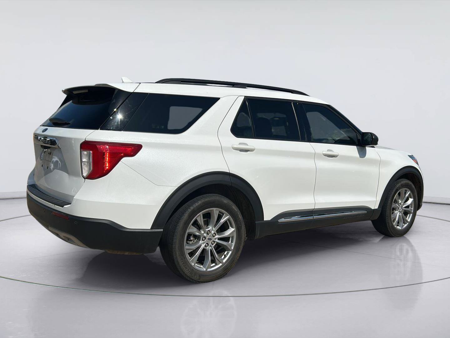 Certified 2024 Ford Explorer XLT w/ Equipment Group 202A RWD image 6