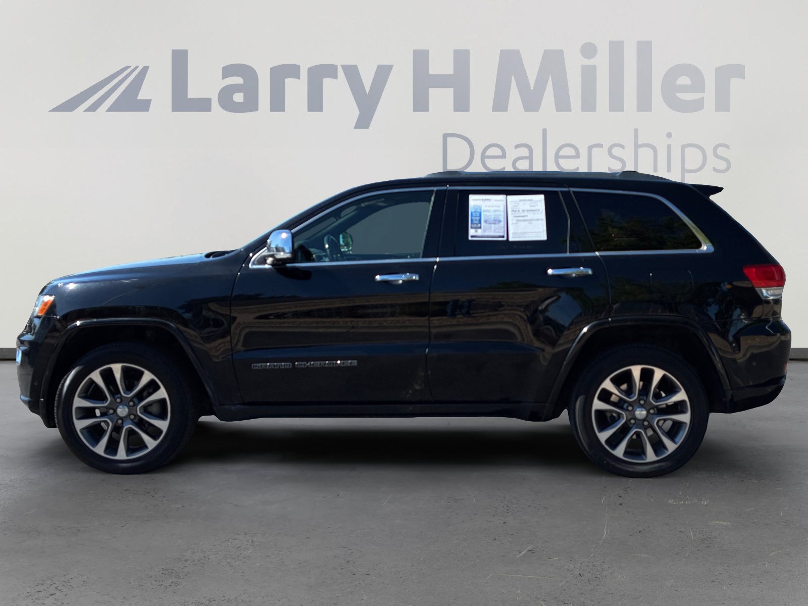 Used 2017 Jeep Grand Cherokee Overland w/ Jeep Active Safety Group AWD/4WD image 2
