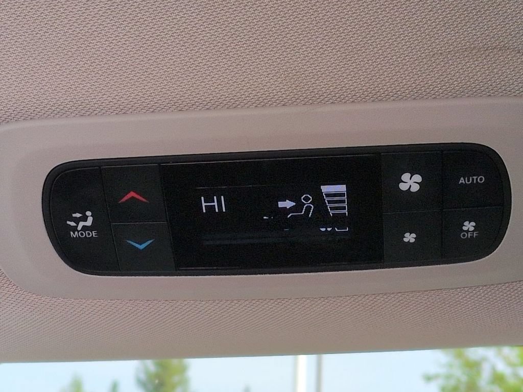 Used 2023 Chrysler Pacifica Touring-L FWD image 23