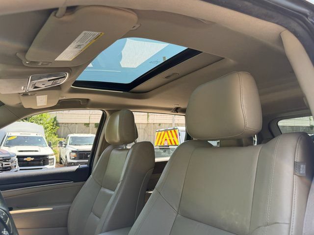 Used 2017 Jeep Grand Cherokee Limited AWD/4WD image 23