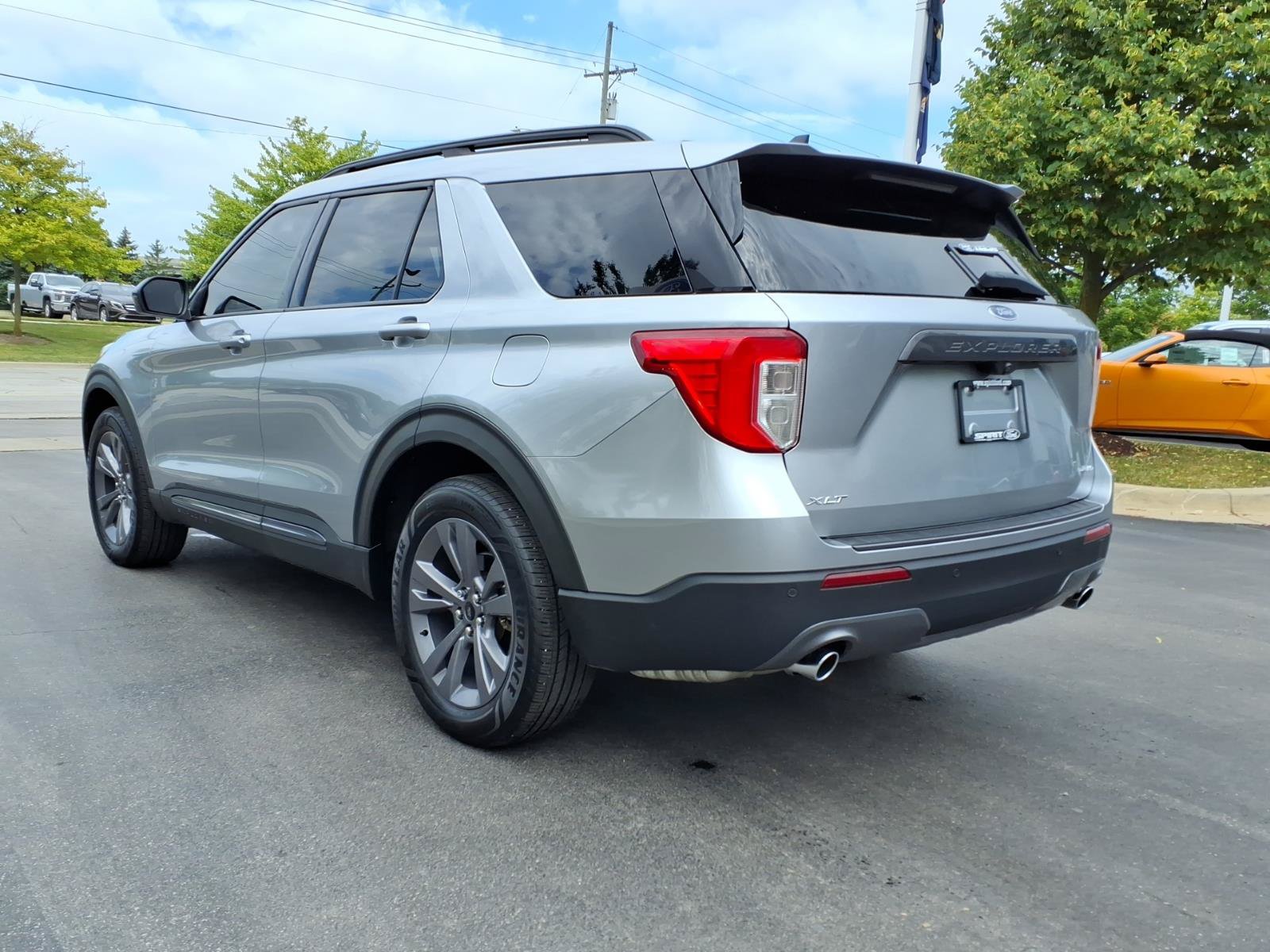 Certified 2022 Ford Explorer XLT w/ Equipment Group 202A AWD/4WD image 8