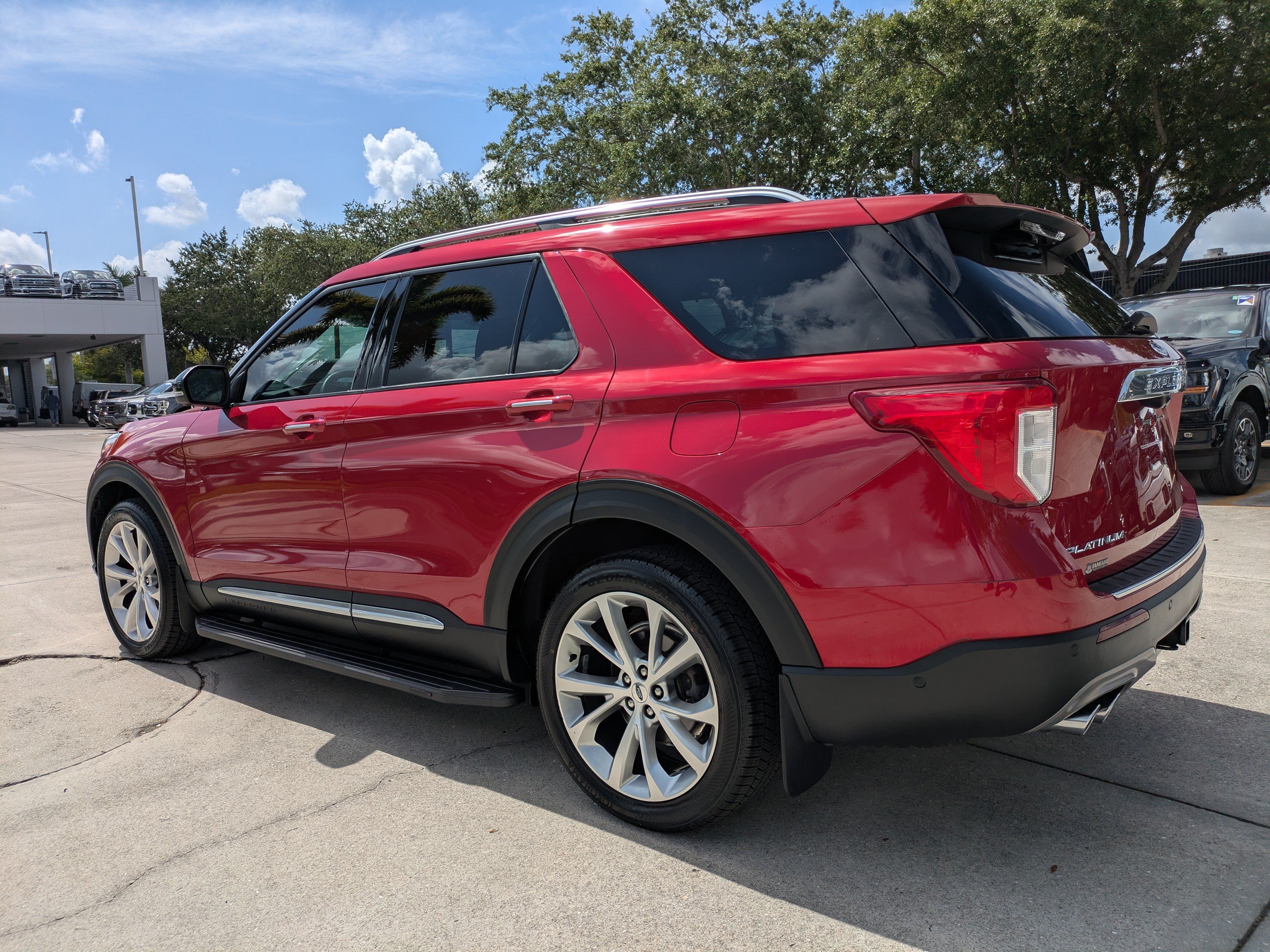 Certified 2022 Ford Explorer Platinum w/ Equipment Group 601A AWD/4WD image 6