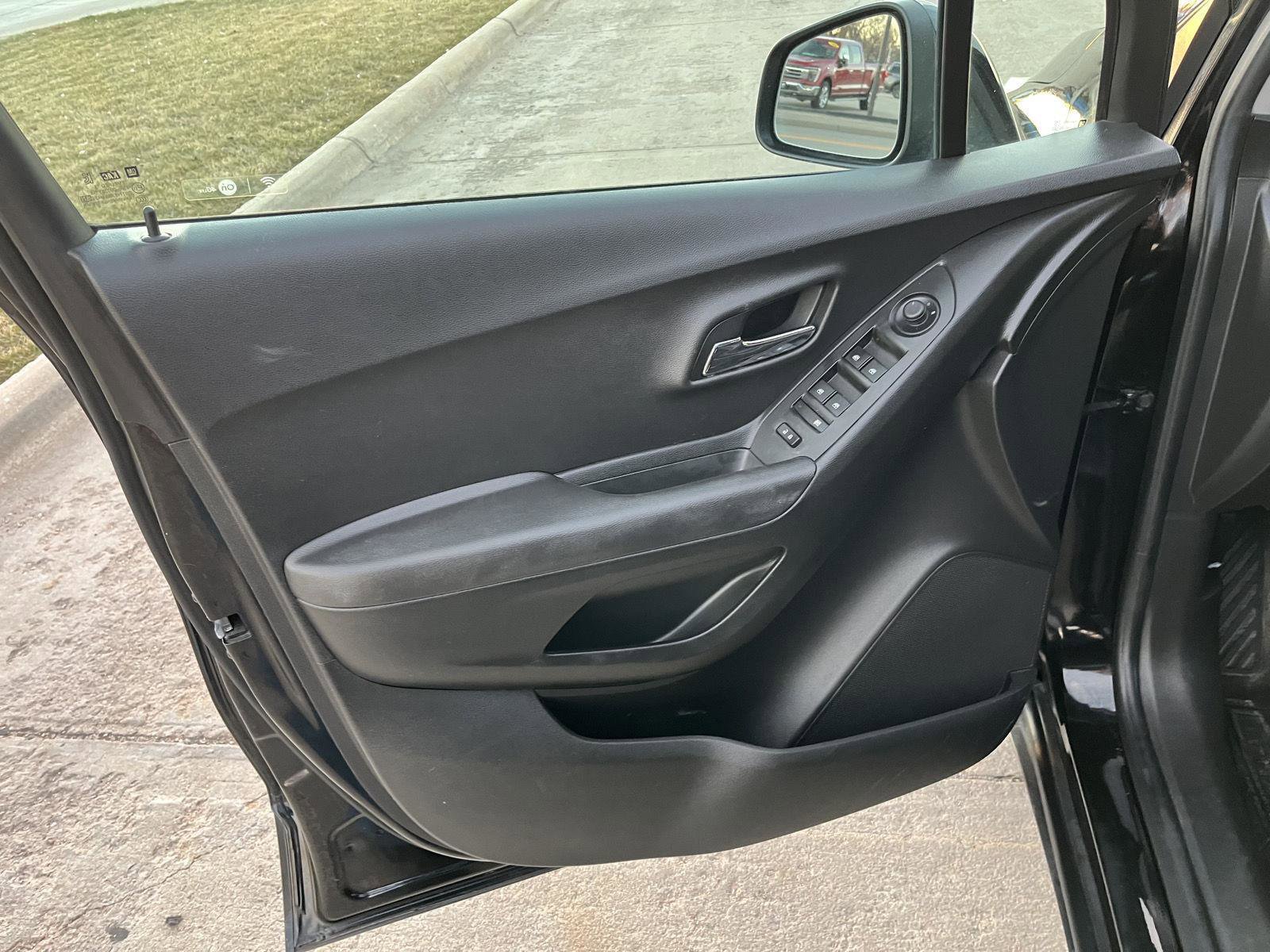 Used 2019 Chevrolet Trax LT w/ LT Convenience Package image 17