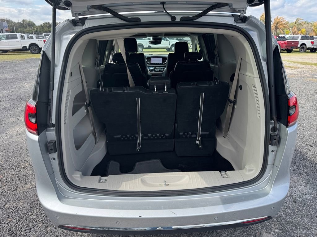 Used 2024 Chrysler Pacifica Touring-L image 23