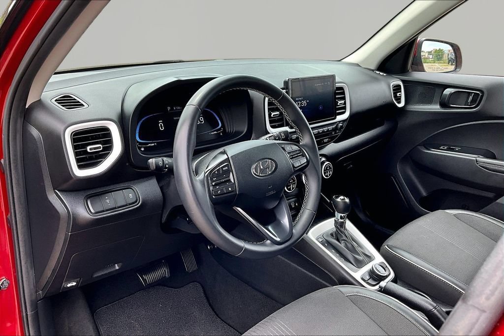 Used 2024 Hyundai Venue Limited FWD image 14