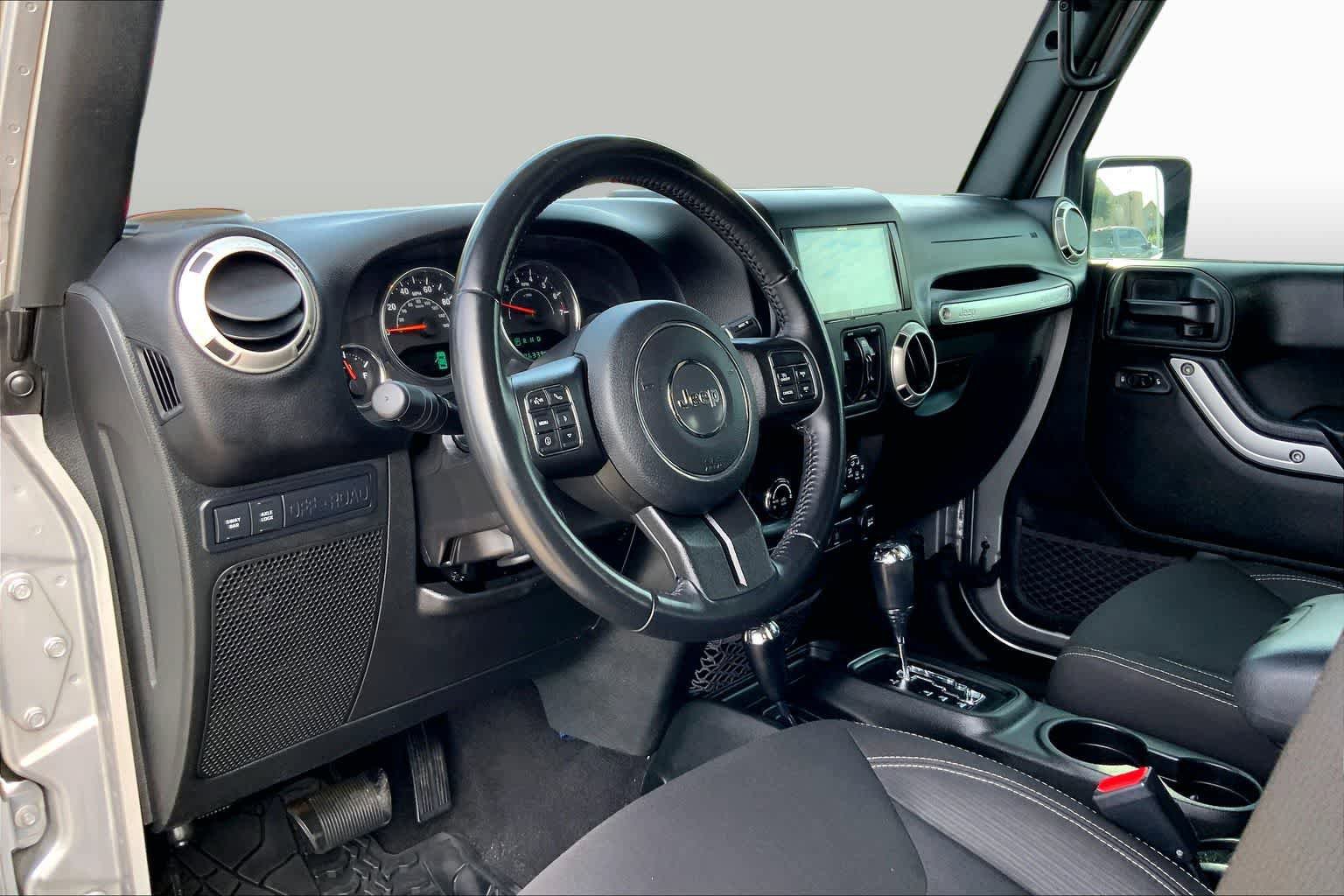 Used 2018 Jeep Wrangler Unlimited Rubicon w/ Connectivity Group AWD/4WD image 15