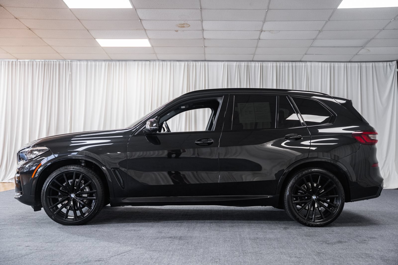 Used 2023 BMW X5 xDrive40i w/ M Sport Package AWD/4WD image 4