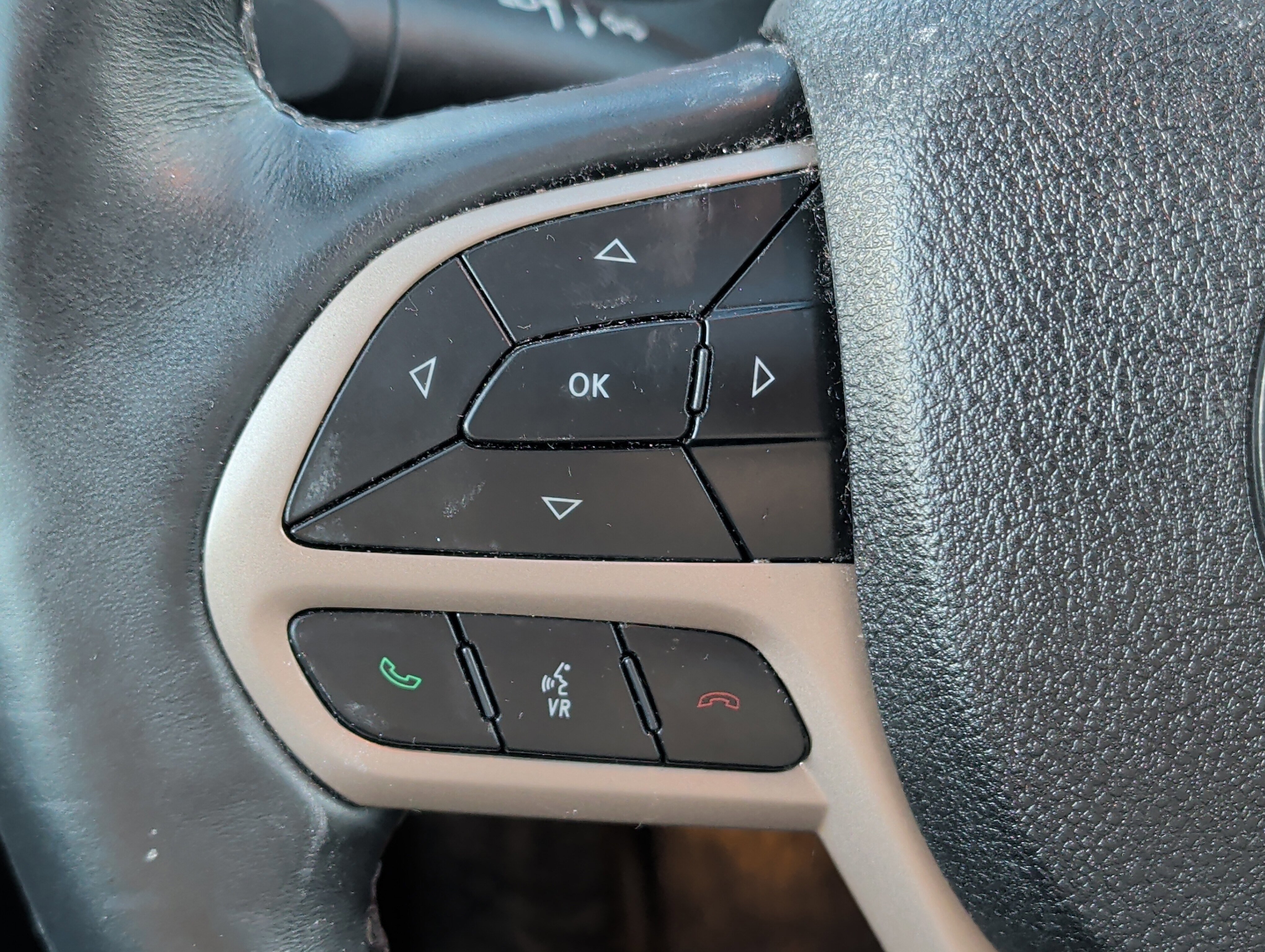 Used 2017 Jeep Cherokee Limited w/ Luxury Group image 28