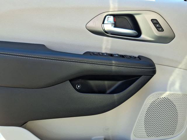 Used 2024 Chrysler Pacifica Limited FWD image 16