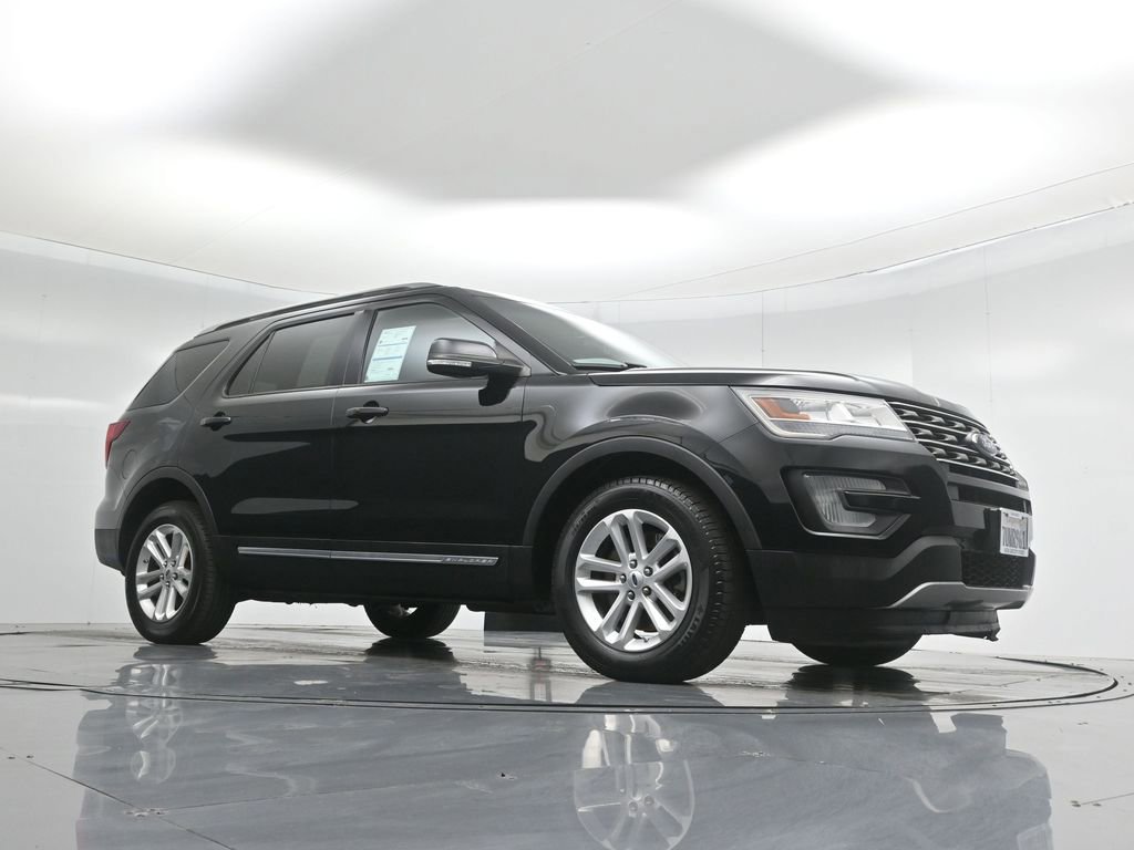 Certified 2017 Ford Explorer XLT image 2