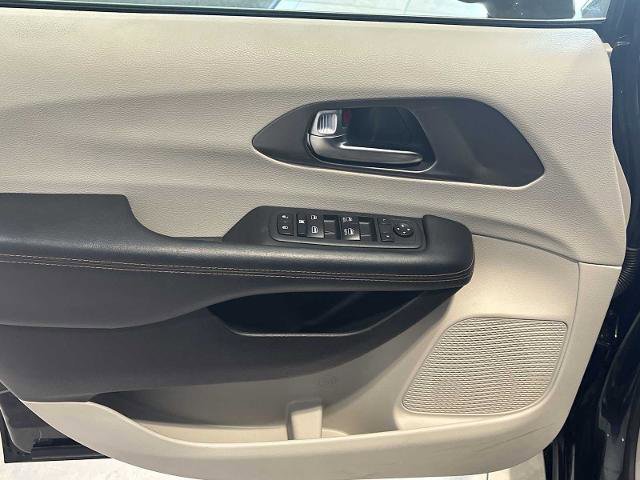 Used 2020 Chrysler Pacifica Touring image 25