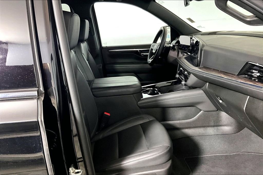 Used 2025 Chevrolet Suburban Z71 image 6