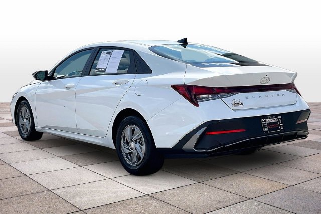 Used 2024 Hyundai Elantra SE FWD image 2