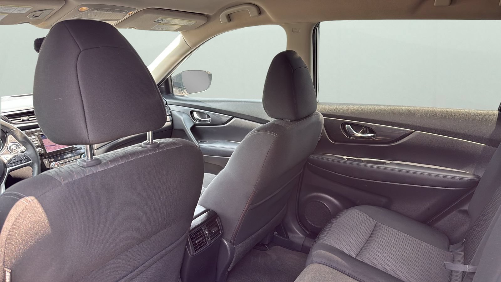 Used 2018 Nissan Rogue SV w/ Premium Package FWD image 28