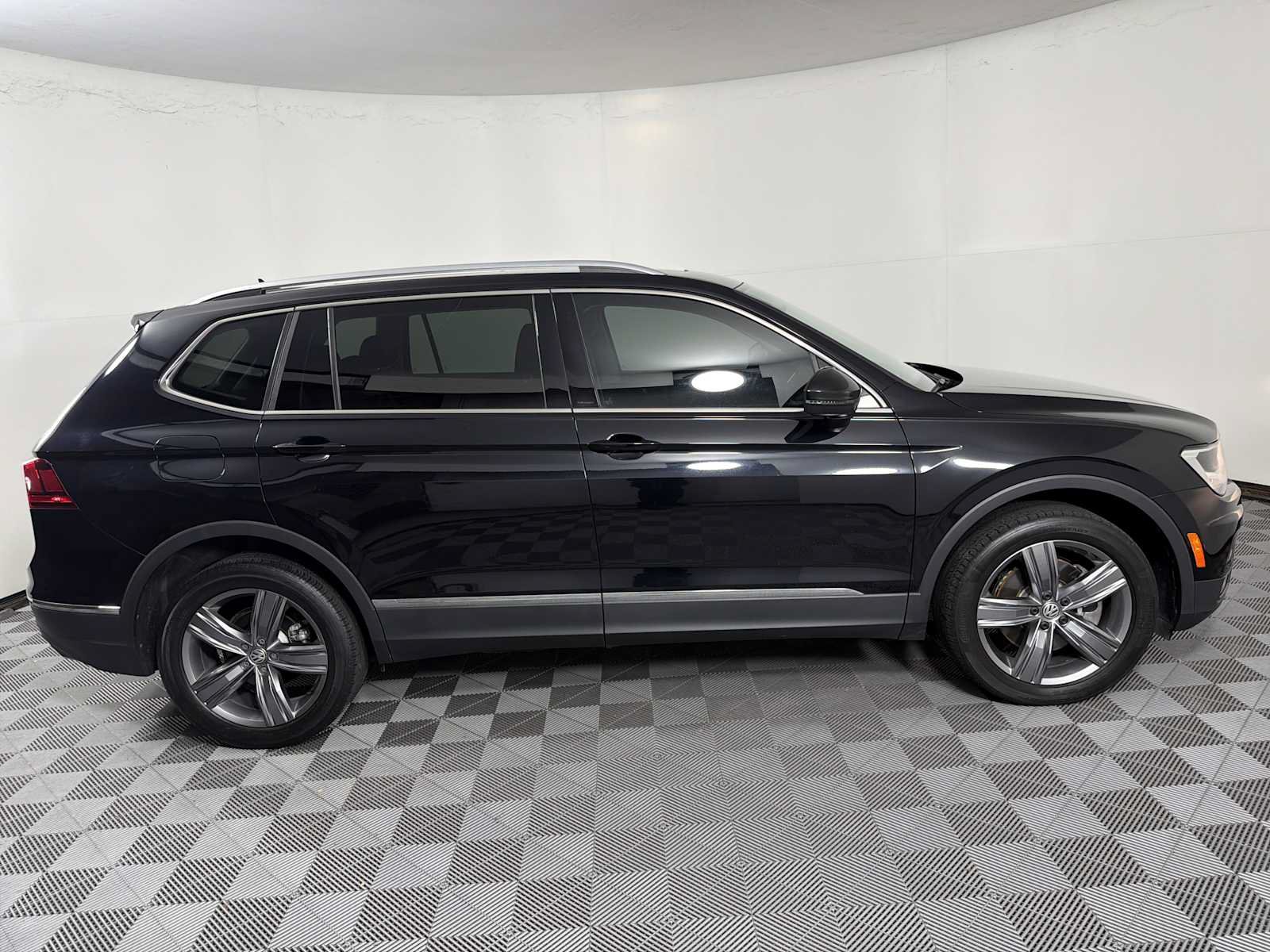 Used 2021 Volkswagen Tiguan SEL AWD/4WD image 12