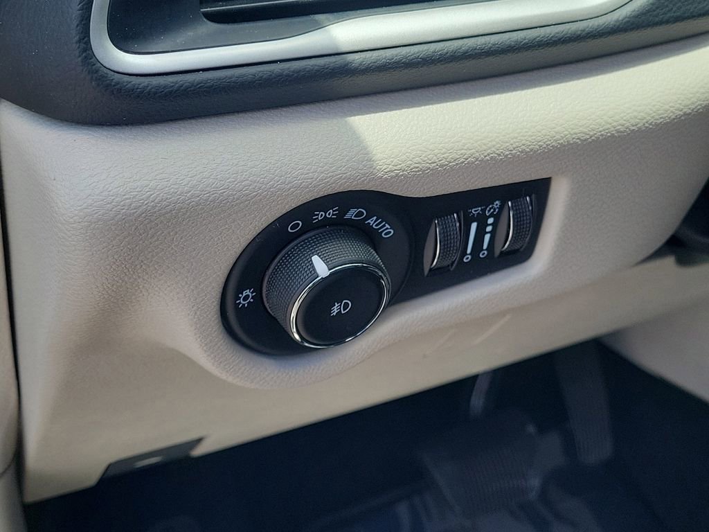 Used 2023 Chrysler Pacifica Touring-L FWD image 23