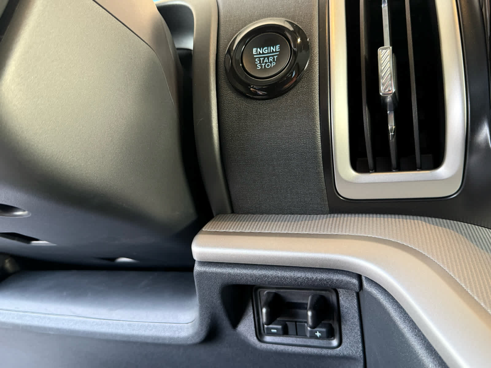 Certified 2025 Ford Expedition Active AWD/4WD image 16