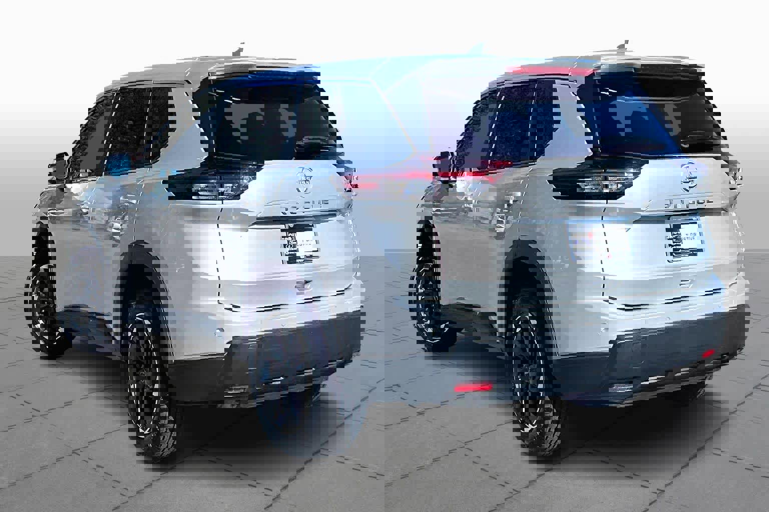 Used 2025 Nissan Rogue SV image 2