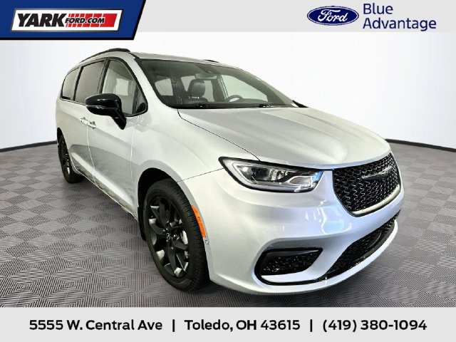Used 2026 Chrysler Pacifica Limited w/ Uconnect Theater Family Group