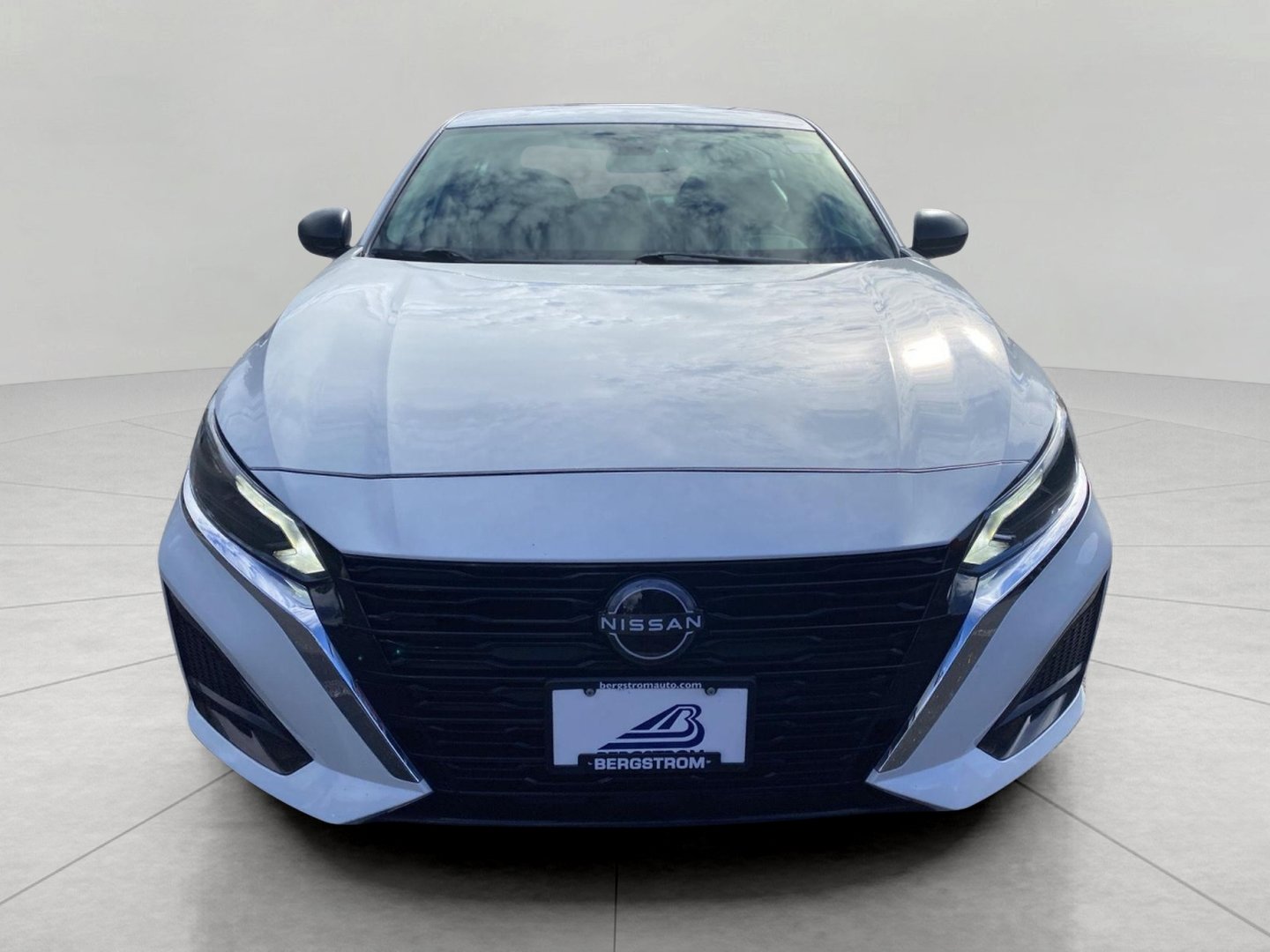Used 2025 Nissan Altima 2.5 SV FWD image 3