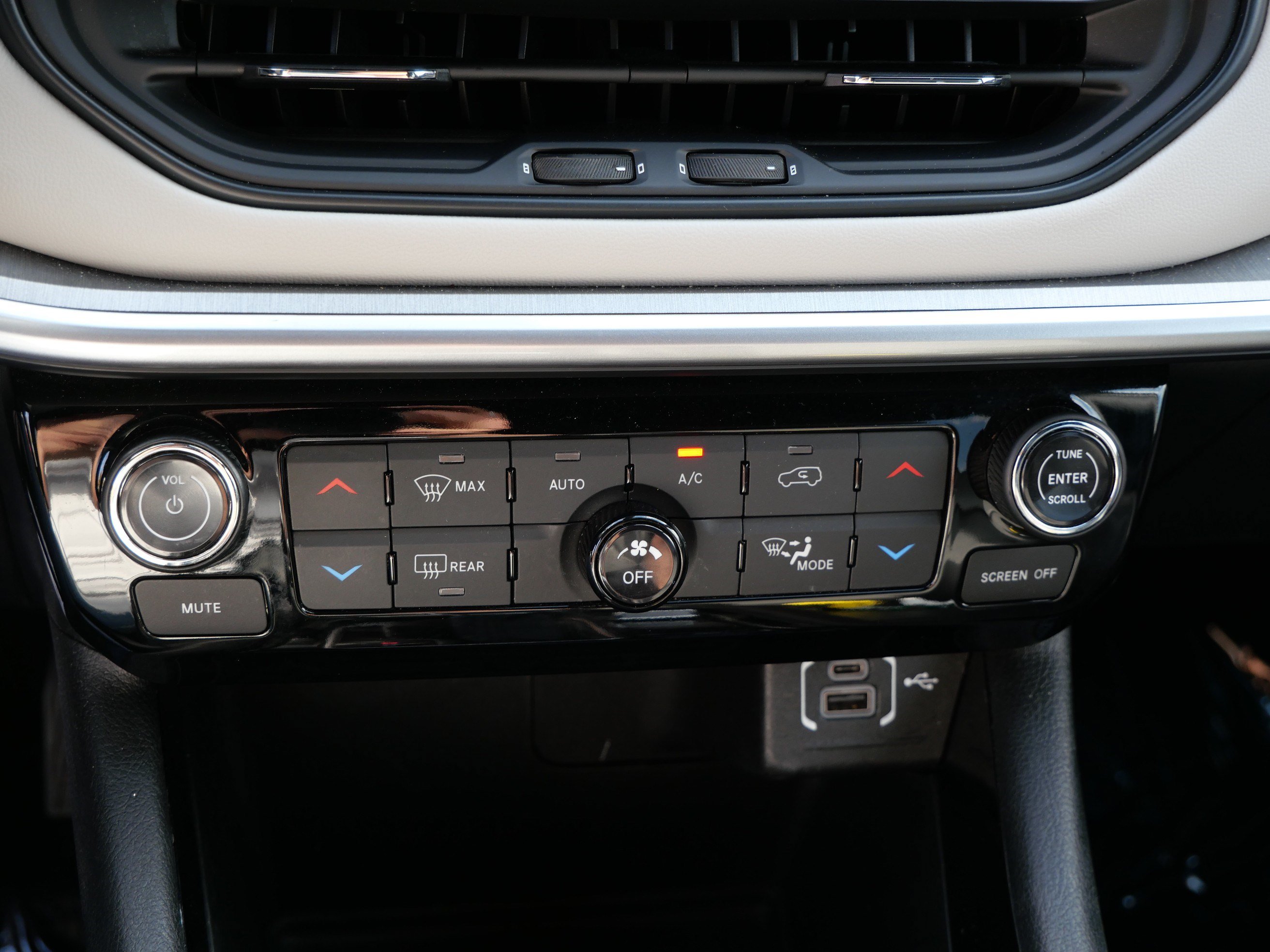 Used 2025 Jeep Compass Limited AWD/4WD image 23