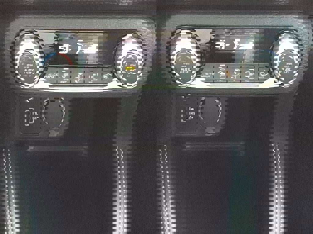 Used 2018 Nissan Kicks SV image 17