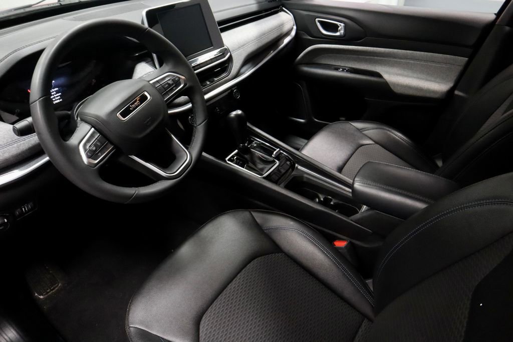 Used 2025 Jeep Compass Latitude image 24