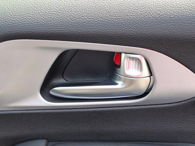 Used 2025 Chrysler Pacifica Limited FWD image 36