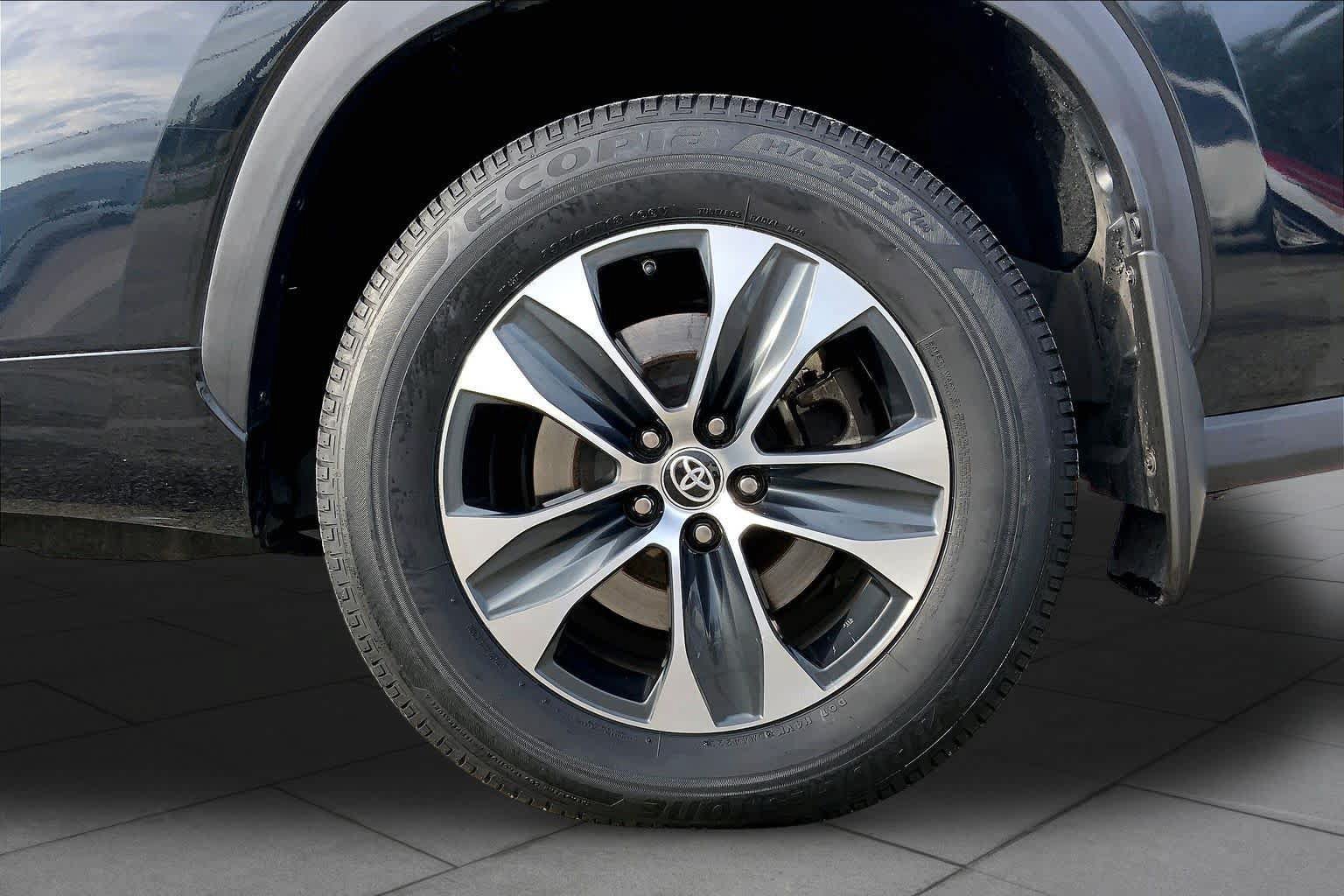 Used 2022 Toyota Highlander XLE AWD/4WD image 9