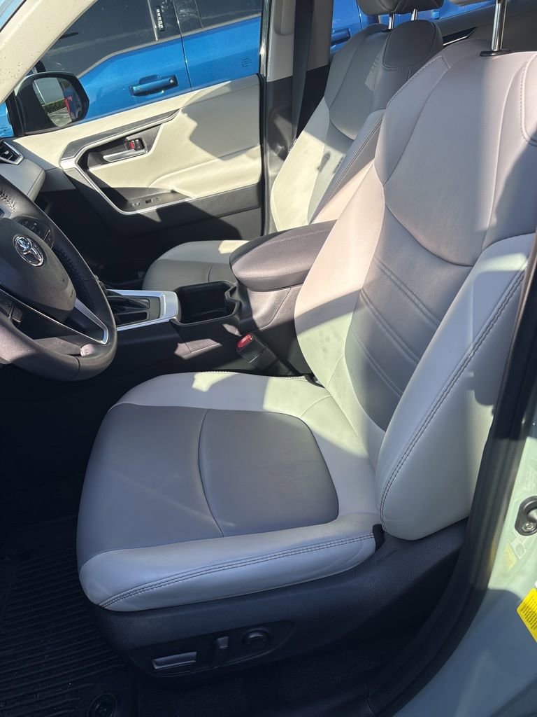 Used 2023 Toyota RAV4 XLE Premium image 5