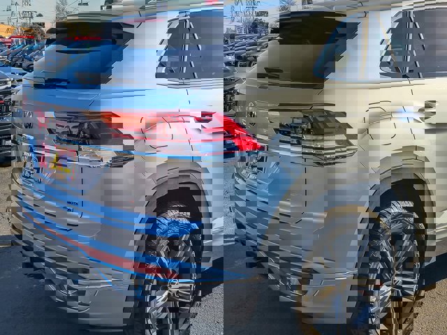 Used 2022 Volkswagen Atlas Cross Sport SEL R-Line image 5