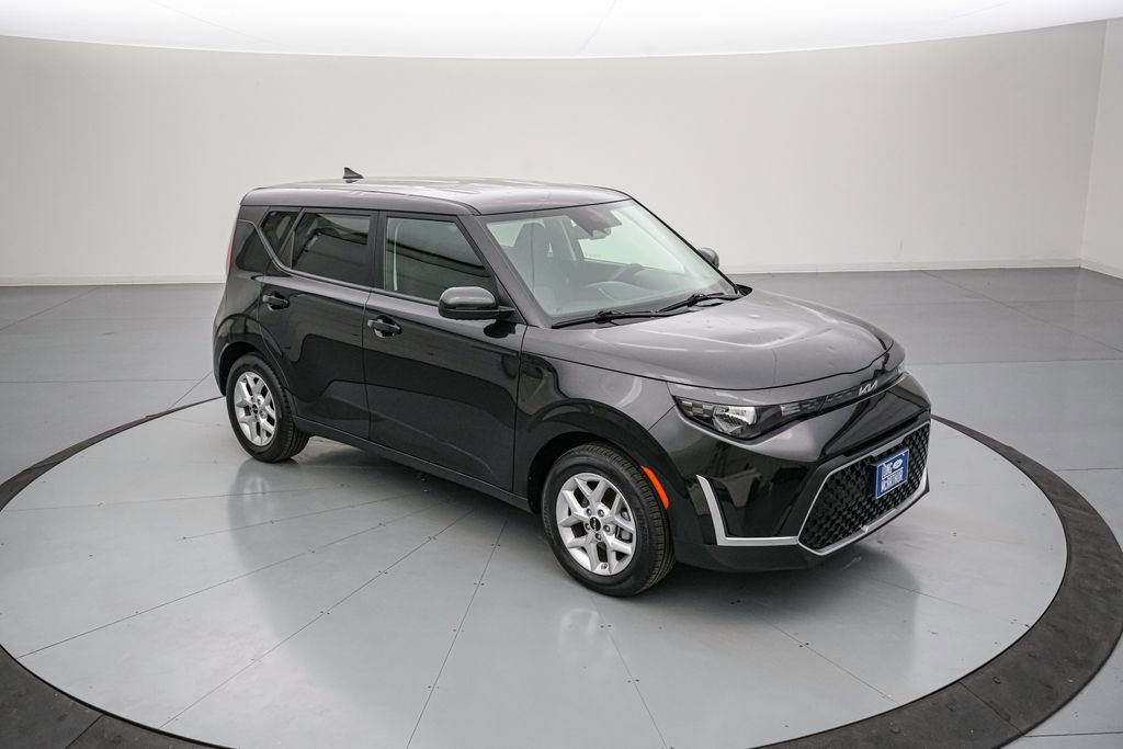 Used 2025 Kia Soul LX FWD image 3