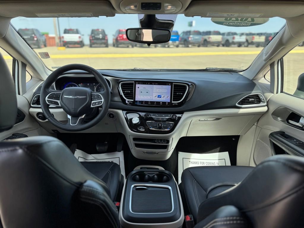 Used 2023 Chrysler Pacifica Touring-L image 42