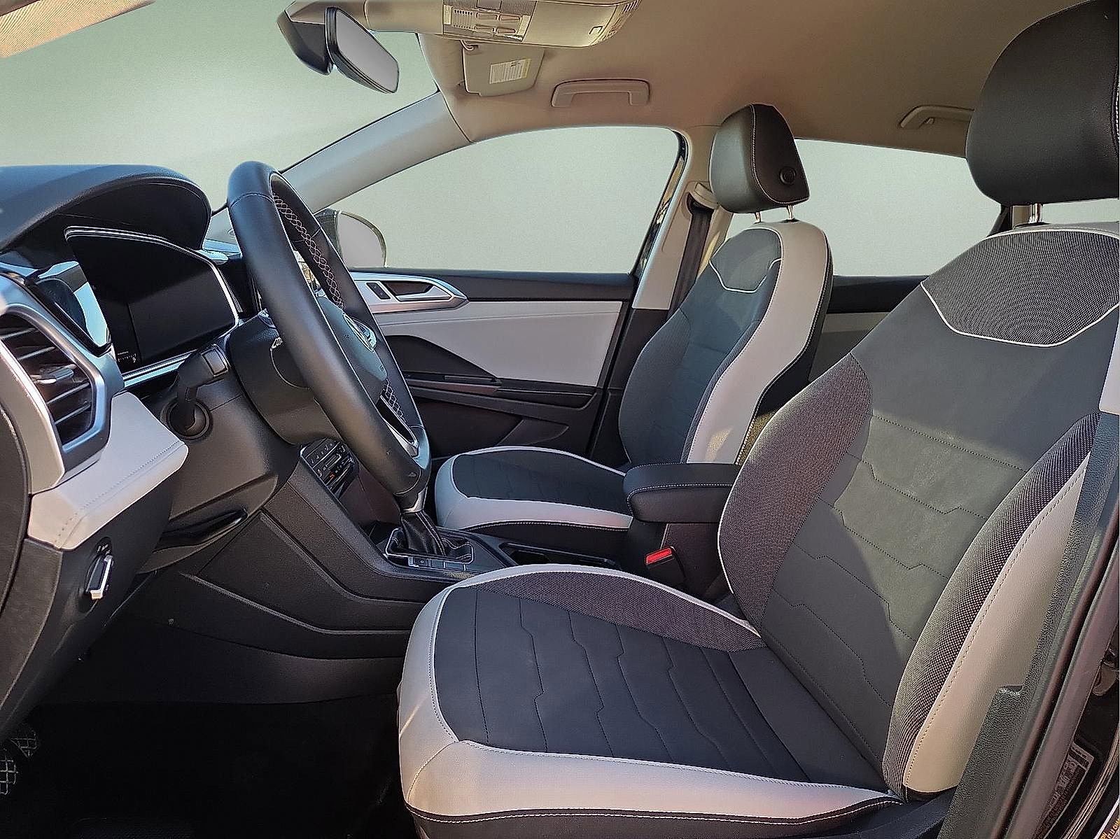 Used 2025 Volkswagen Taos SE image 14